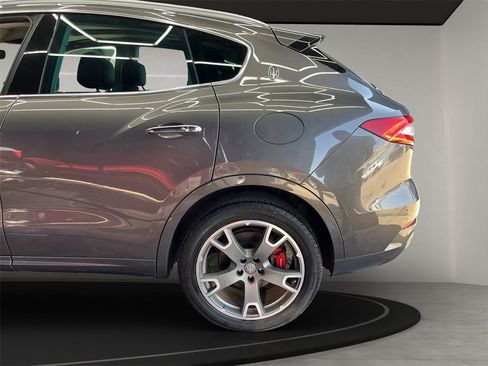 Used 2017 Maserati Levante w/ Luxury Package image 19