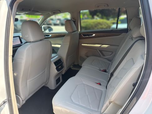 Used 2024 Volkswagen Atlas SE AWD/4WD image 12