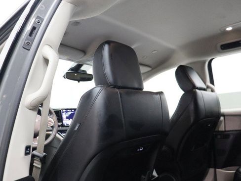 Used 2023 Chrysler Pacifica Touring-L FWD image 27