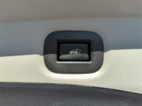 Certified 2018 Nissan Rogue SL w/ Premium Package image 15