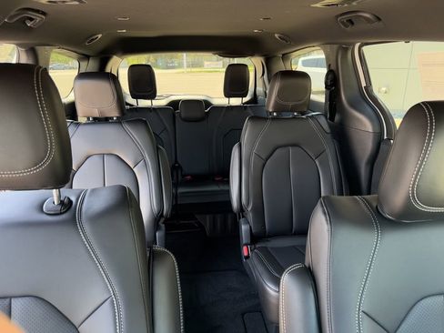 New 2026 Chrysler Pacifica Select FWD image 42