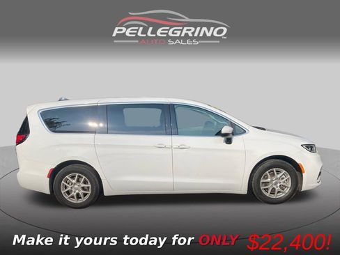 Used 2023 Chrysler Pacifica Touring-L FWD image 8