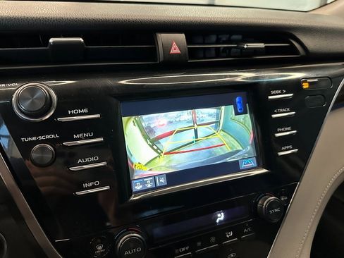 Used 2018 Toyota Camry XLE image 13