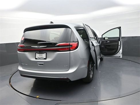 New 2026 Chrysler Pacifica Select image 30