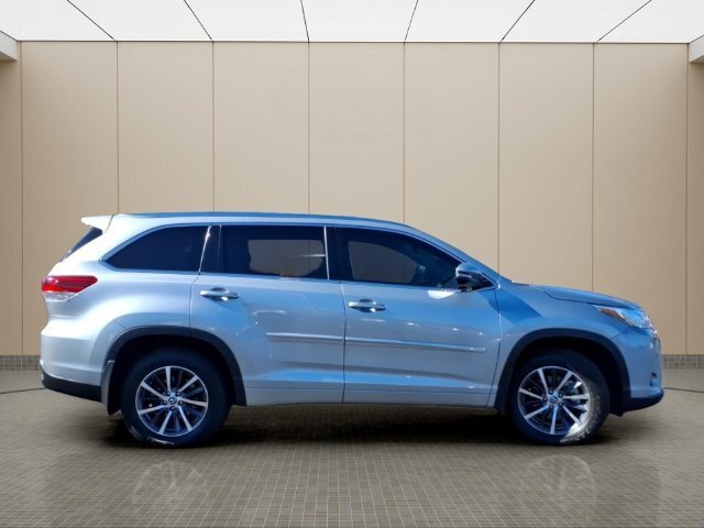 Used 2017 Toyota Highlander XLE AWD/4WD image 5