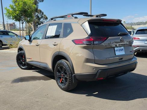 Used 2025 Nissan Rogue SV image 7