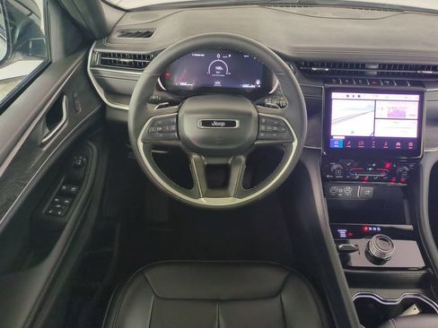 Used 2025 Jeep Grand Cherokee Limited AWD/4WD image 19