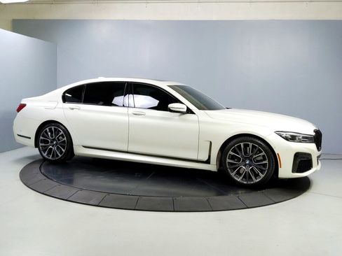 Used 2022 BMW 750i xDrive w/ Executive Package image 8