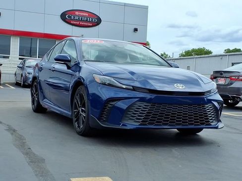 Used 2025 Toyota Camry SE FWD image 3