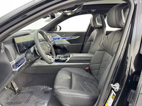 Used 2023 BMW 760i xDrive w/ Executive Package image 17