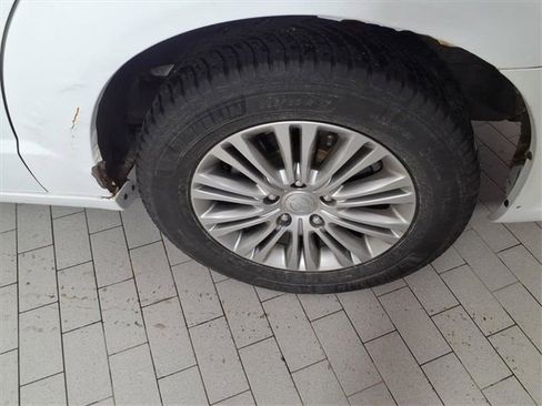 Used 2014 Chrysler Town & Country Touring-L w/ Driver Convenience Group image 9