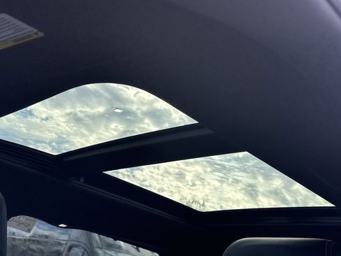 New 2026 Chrysler Pacifica Limited w/ Uconnect Theater Family Group image 15