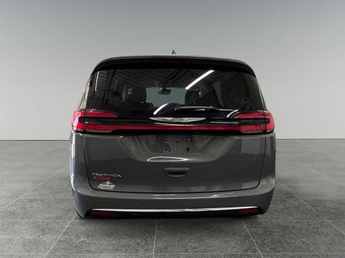 Used 2021 Chrysler Pacifica Touring-L FWD image 23