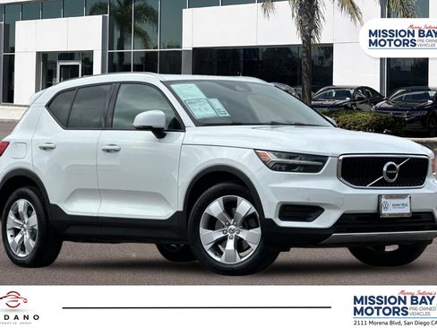 Used 2020 Volvo XC40 T5 Momentum image 1