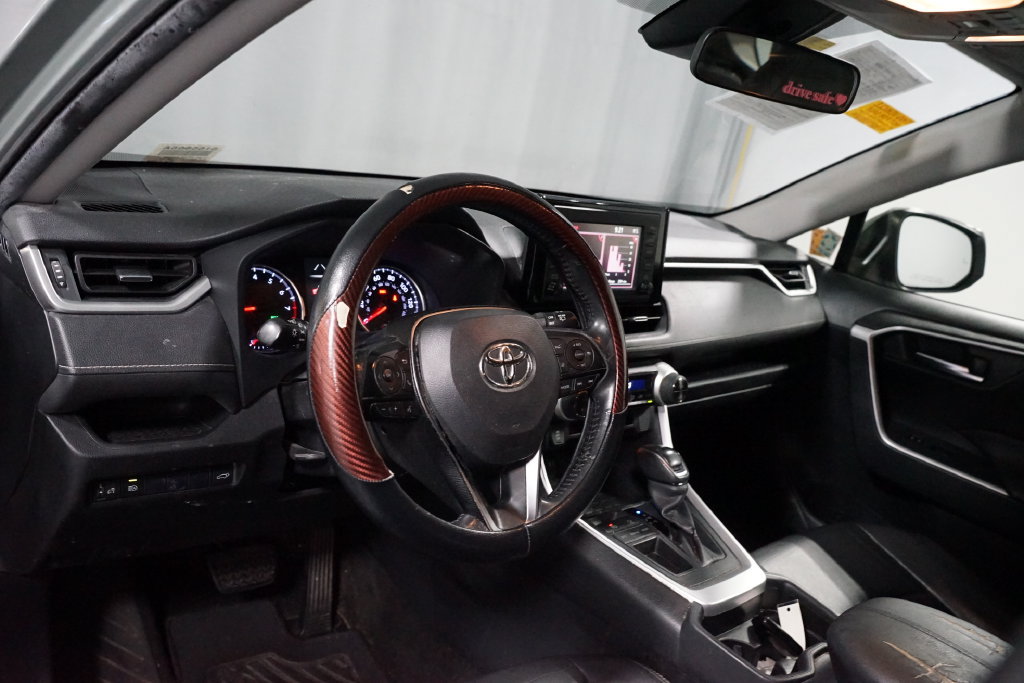 Used 2019 Toyota RAV4 XLE Premium FWD image 7