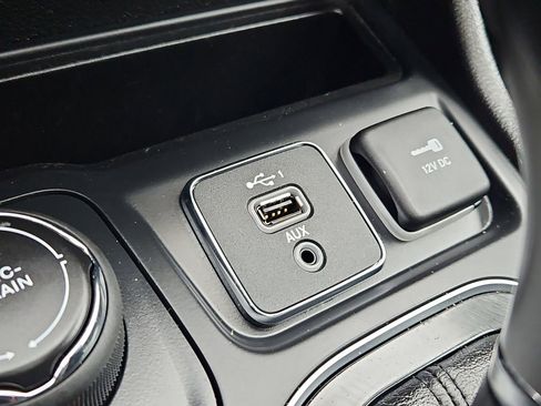 Used 2020 Jeep Cherokee Limited image 19