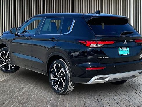 Used 2022 Mitsubishi Outlander SE image 3