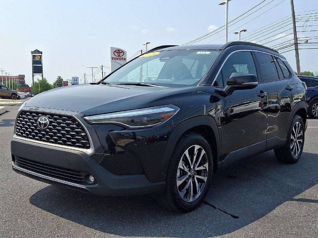 Certified 2025 Toyota Corolla Cross XLE FWD image 3