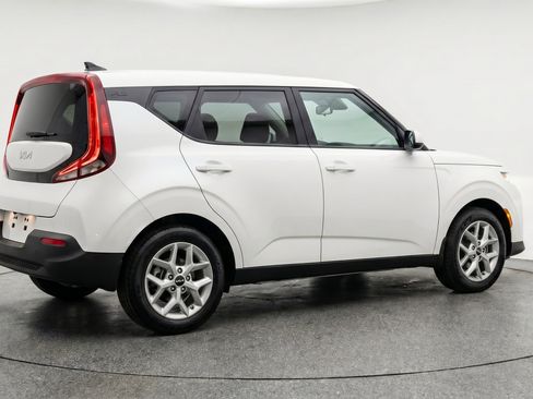 Used 2025 Kia Soul LX w/ LX Technology Package FWD image 9