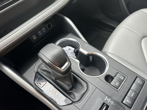 Used 2022 Toyota Highlander XLE FWD image 34