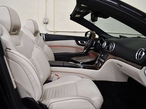 Used 2019 Mercedes-Benz SL 550 image 12