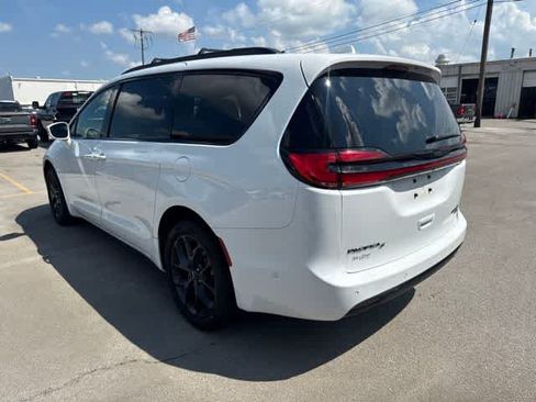 Used 2022 Chrysler Pacifica Limited w/ Uconnect Theater Family Group AWD/4WD image 7
