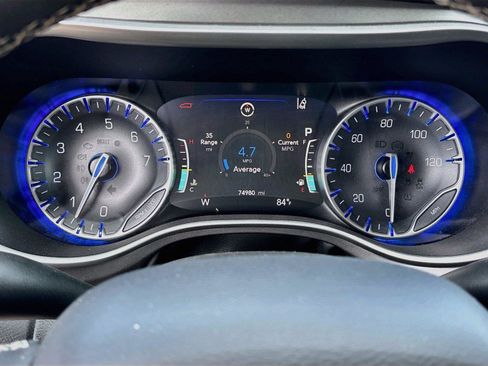 Used 2023 Chrysler Pacifica Touring-L FWD image 12