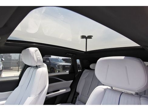 New 2026 Cadillac Lyriq Luxury AWD/4WD image 23
