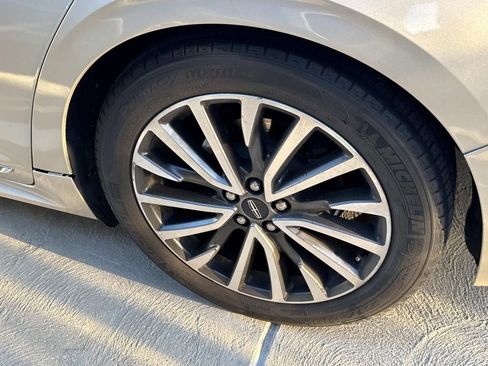 Used 2017 Lincoln Continental Select image 6