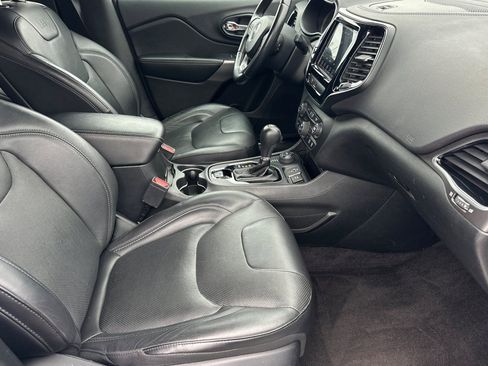 Used 2019 Jeep Cherokee Limited image 16