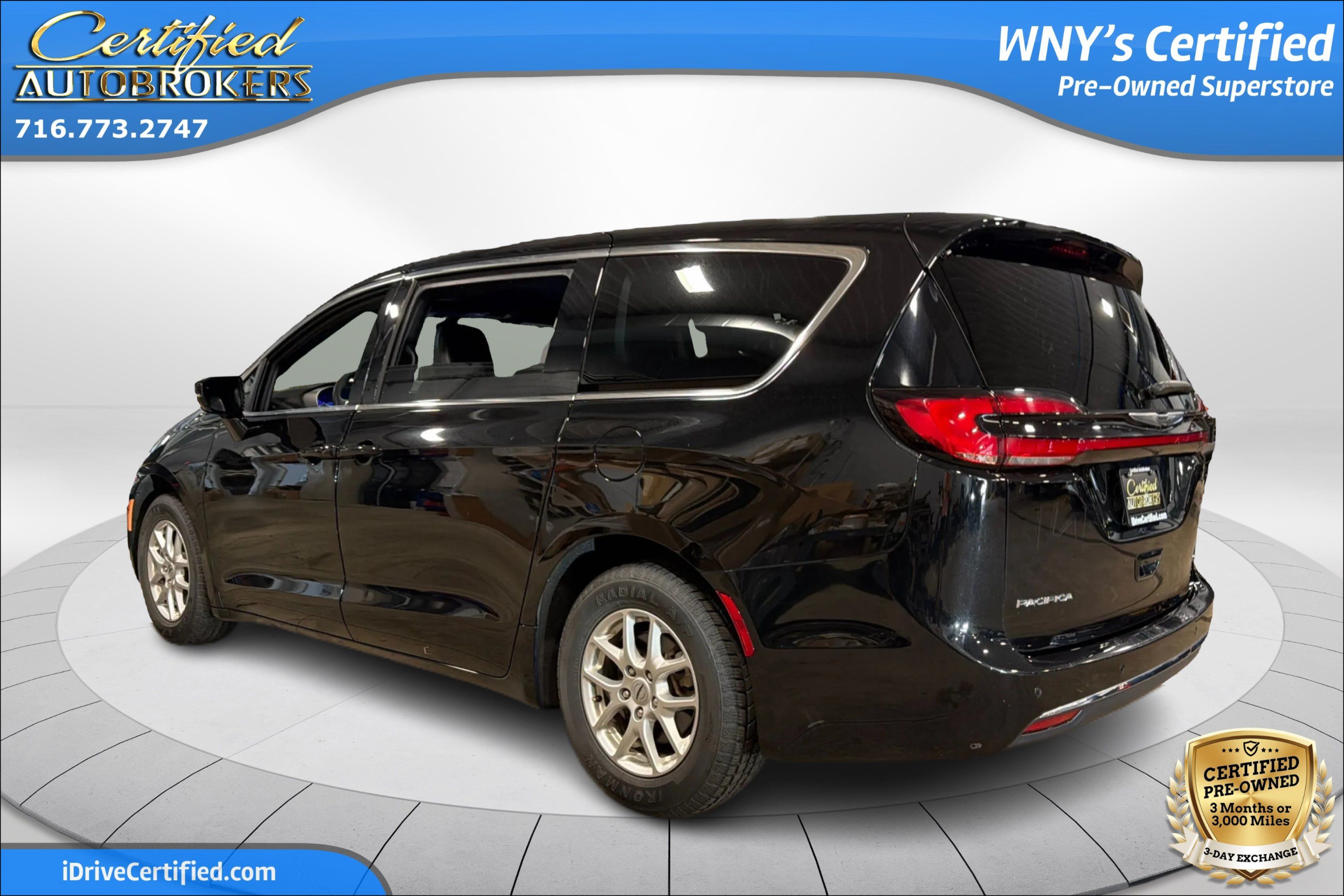 Used 2025 Chrysler Pacifica Select FWD image 8