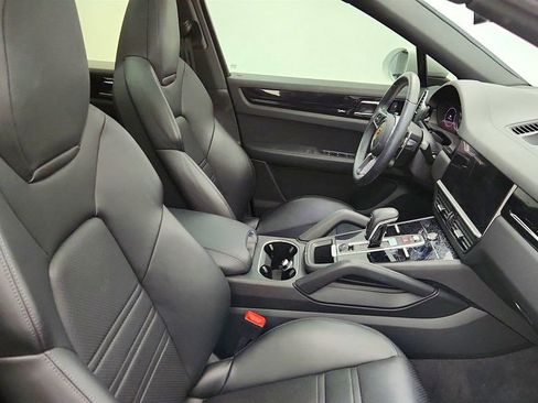 Used 2023 Porsche Cayenne Platinum Edition image 22