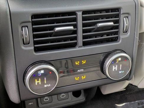 Certified 2025 Land Rover Discovery S image 18