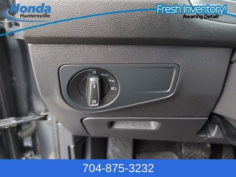 Used 2023 Volkswagen Tiguan SE w/ Panoramic Sunroof Package image 23