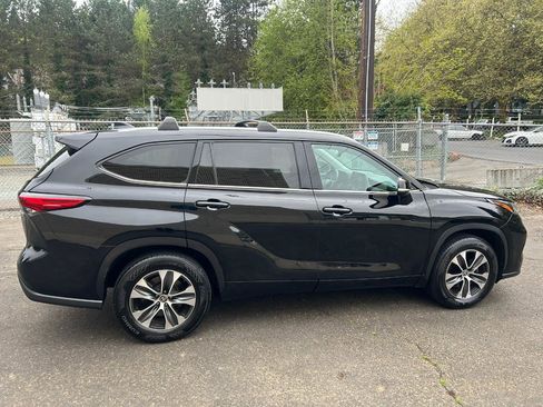 Used 2021 Toyota Highlander XLE FWD image 4