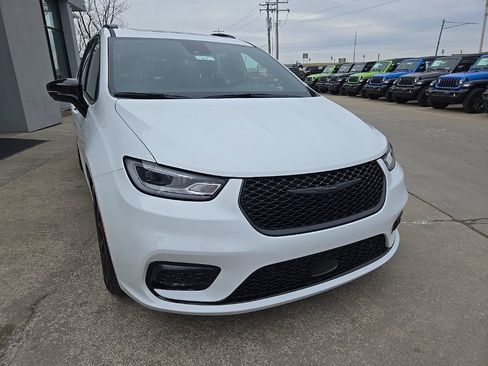 New 2026 Chrysler Pacifica Select w/ S Appearance Package FWD image 15
