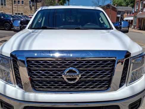 Used 2018 Nissan Titan SV w/ SV Convenience Package AWD/4WD image 2