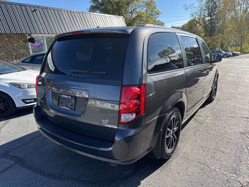 Used 2018 Dodge Grand Caravan SXT w/ Driver Convenience Group image 2