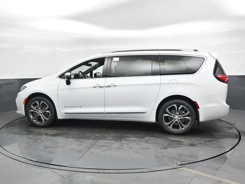 New 2026 Chrysler Pacifica Pinnacle w/ Trailer Tow Group AWD/4WD image 7