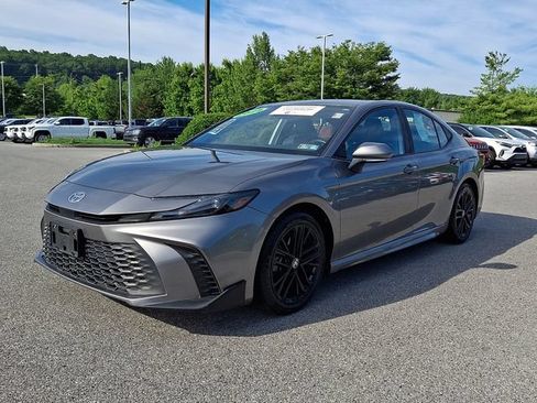 Certified 2025 Toyota Camry SE FWD image 3