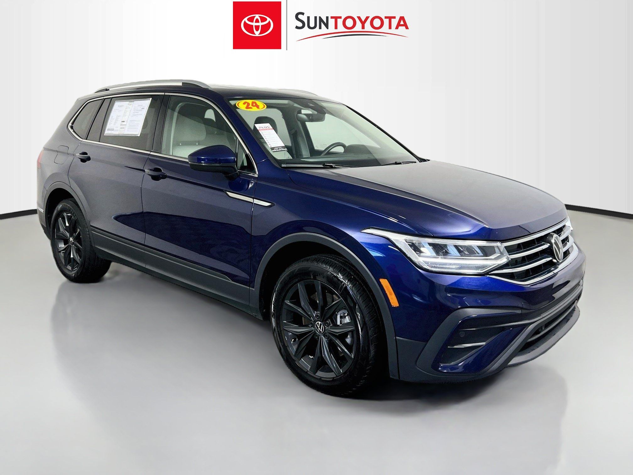 Used 2024 Volkswagen Tiguan SE FWD image 1