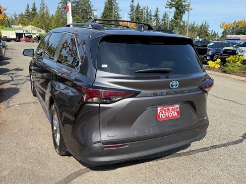Used 2025 Toyota Sienna LE w/ LE Plus Package FWD image 9