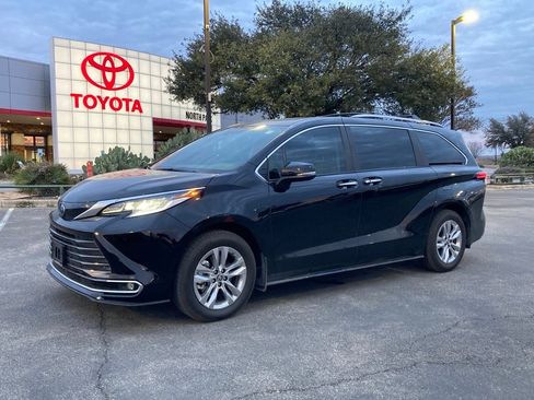 Used 2025 Toyota Sienna Limited image 1