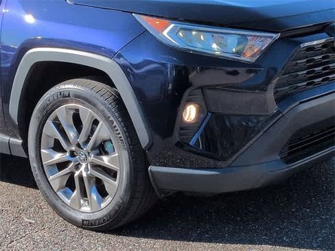 Used 2021 Toyota RAV4 XLE Premium image 11