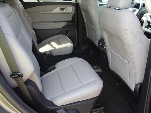 Used 2025 Ford Explorer Active w/ Active Comfort Package RWD image 16