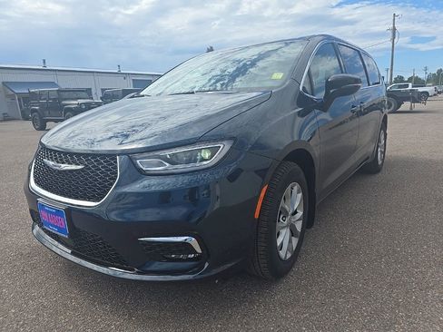 New 2025 Chrysler Pacifica Select image 3