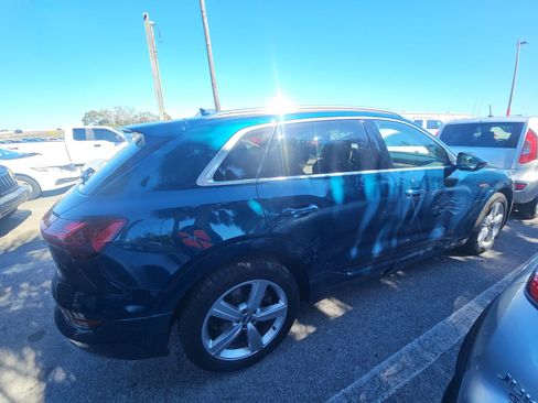 Used 2019 Audi e-tron Prestige w/ Prestige Package image 4