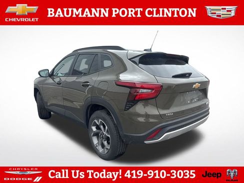 Used 2024 Chevrolet Trax LT w/ Sunroof Package FWD image 4