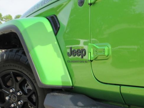 Used 2025 Jeep Gladiator Sport image 10