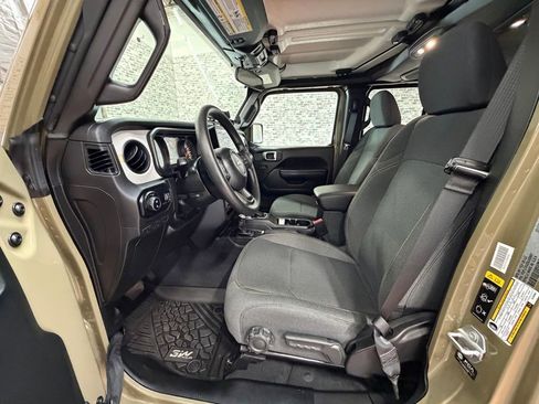 Used 2025 Jeep Gladiator Sport image 20